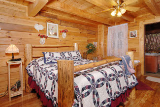 Pigeon Forge Secluded Queen Size Bed Bedroom